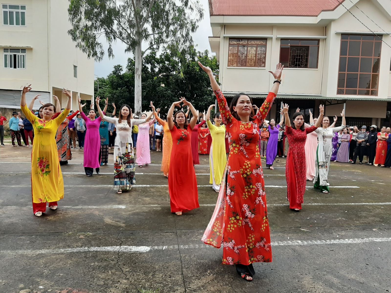 Hội thao chào mừng kỷ niệm 90 năm ngày thành lập Hội Nông dân Việt Nam và Hội Liên hiệp Phụ nữ Việt Nam