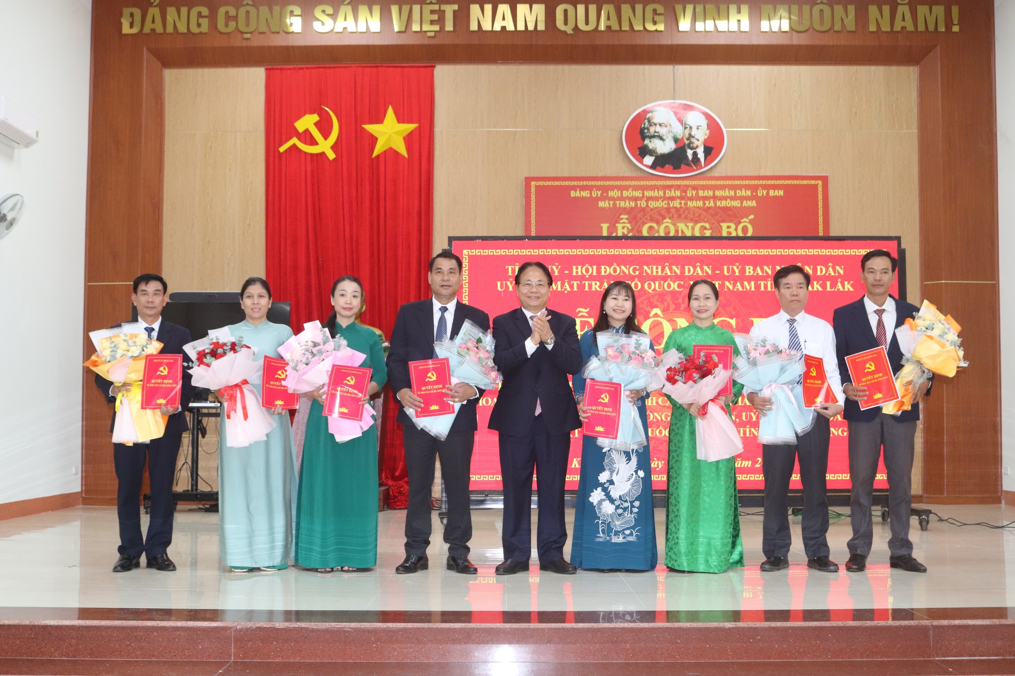 Lễ công bố các nghị quyết, quyết định của Trung ương và địa phương