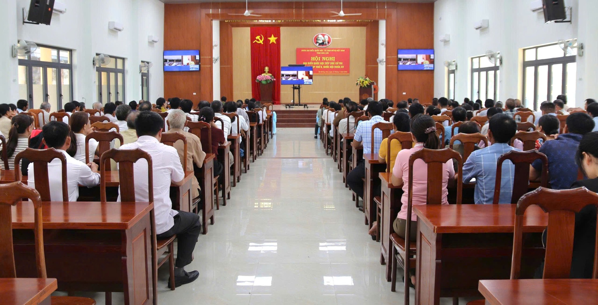 Hội nghị tiếp xúc cử tri tại xã Krông Ana