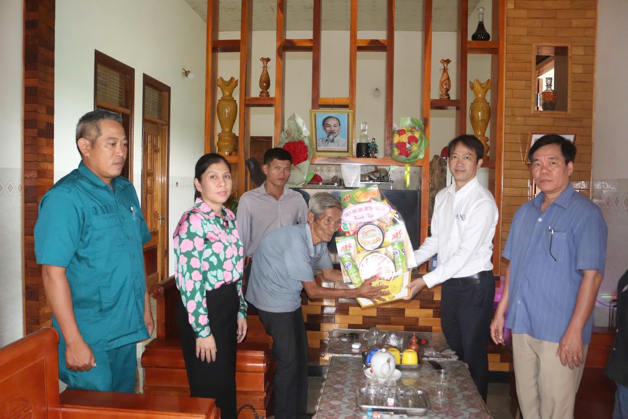 Lãnh đạo xã Krông Ana thăm, tặng quà đối tượng chính sách nhân Ngày Thương binh - Liệt sĩ