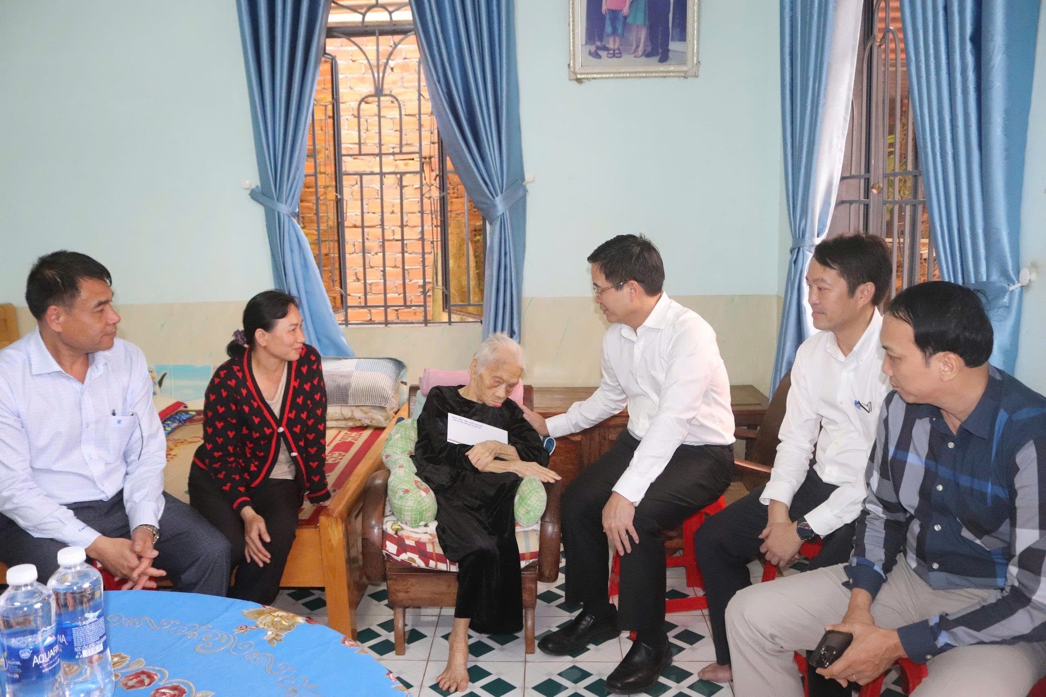 Bí thư Tỉnh ủy Nguyễn Đình Trung thăm và tặng quà gia đình có công với cách mạng tại xã Krông Ana