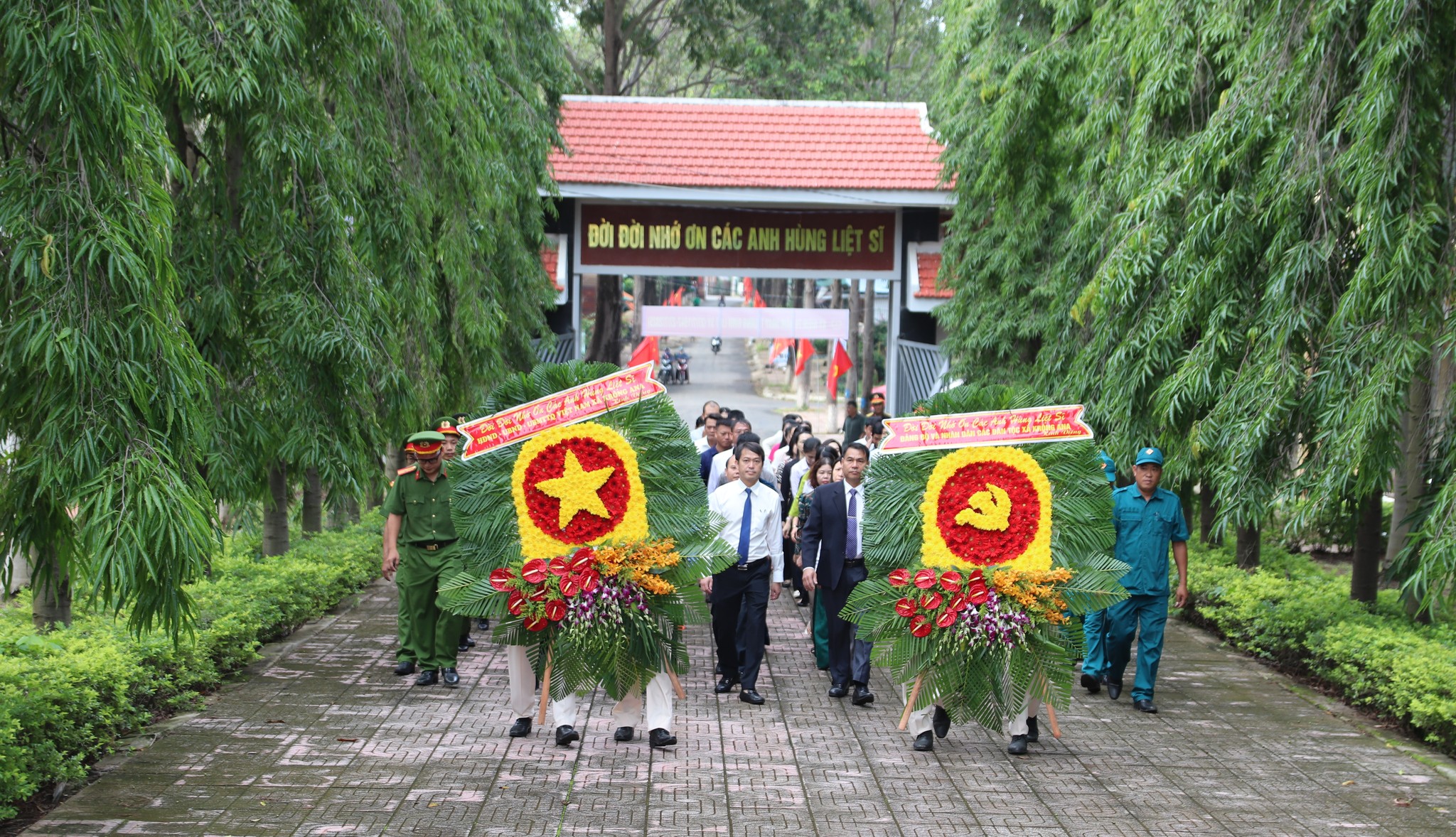 Đảng ủy - HĐND - UBND - Ủy ban MTTQ Việt Nam xã Krông Ana tổ chức Lễ viếng anh linh các Anh hùng liệt sỹ tại Nghĩa trang Liệt sỹ xã Krông Ana