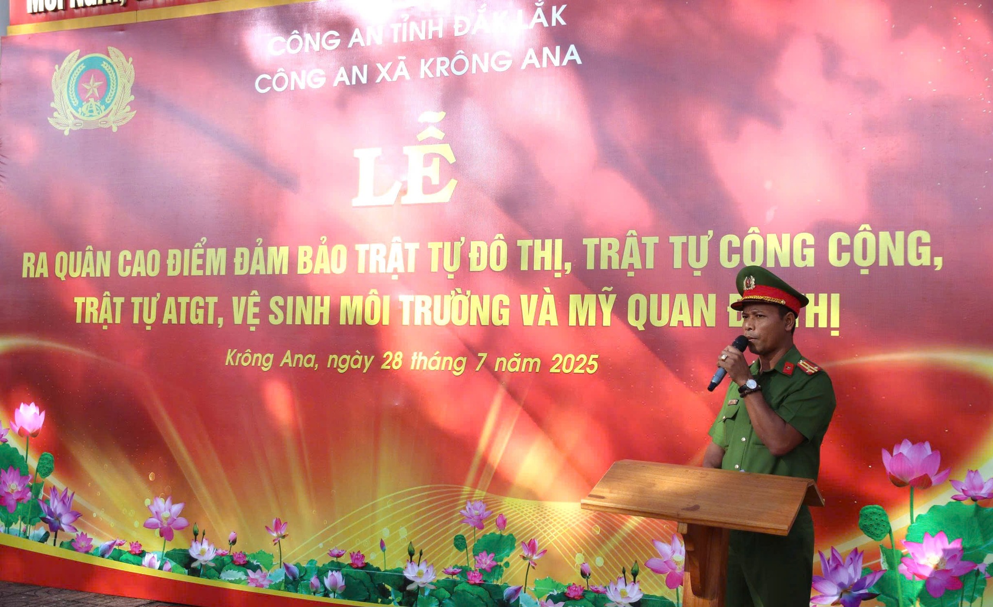 Công an xã Krông Ana  tổ chức Lễ ra quân cao điểm đảm bảo trật tự đô thị, trật tự công cộng