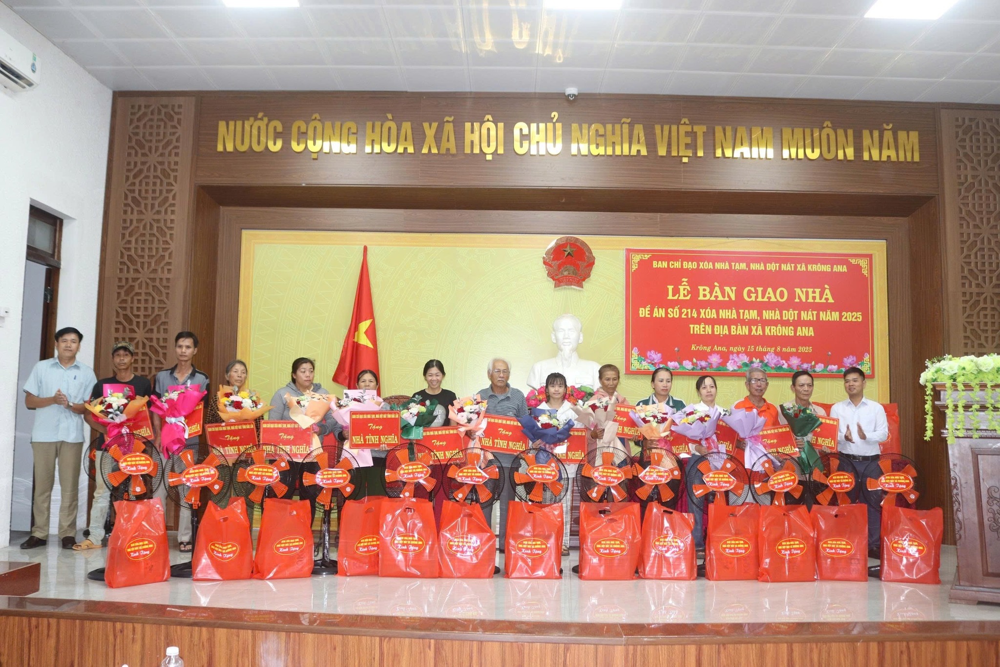 Lễ bàn giao nhà Đề án số 214