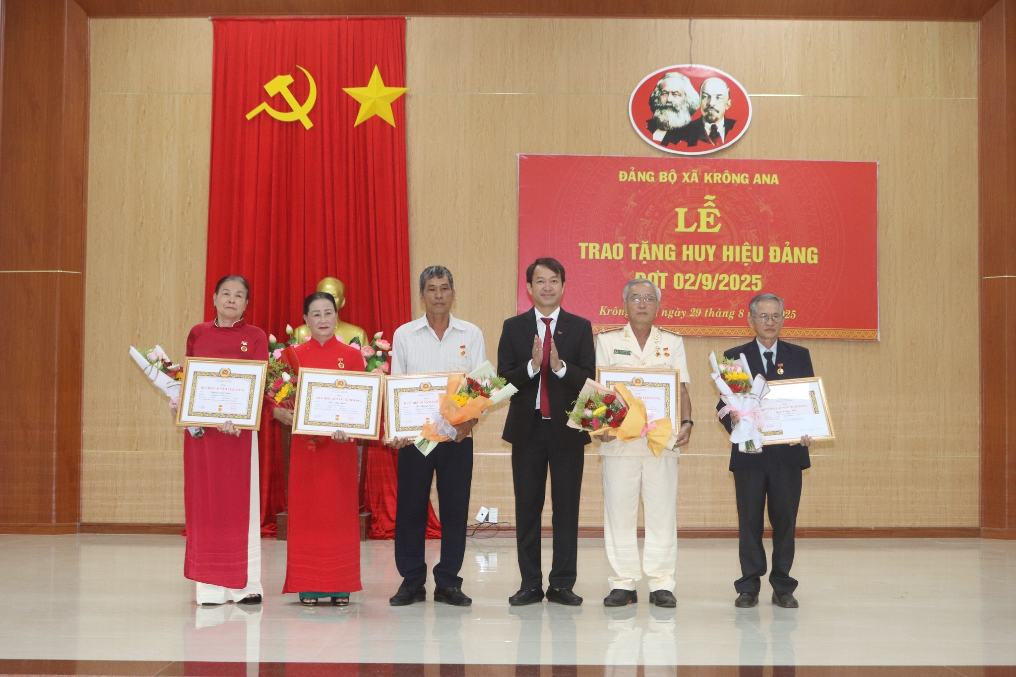 Lễ trao huy hiệu Đảng đợt 2/9/2025