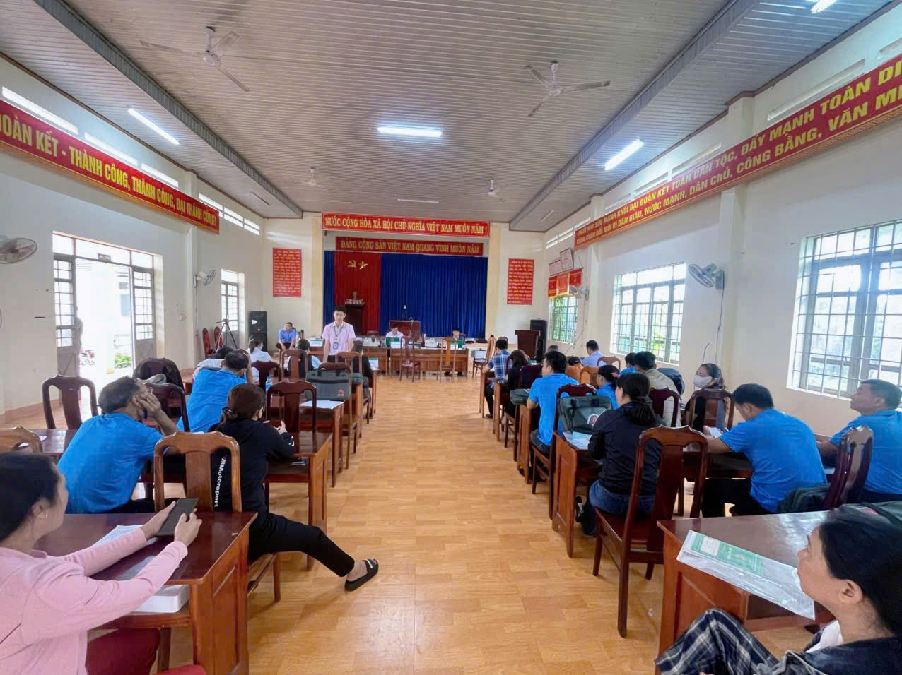 GIAO BAN NGÂN HÀNG CHÍNH SÁCH XÃ HỘI VỀ CÔNG TÁC THU LÃI TẠI ĐIỂM GIAO DỊCH QUẢNG ĐIỀN, XÃ KRÔNG ANA