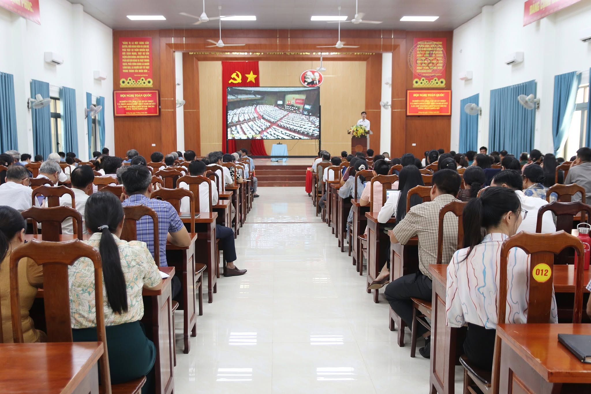Hội nghị toàn quốc nghiên cứu, học tập, quán triệt và triển khai thực hiện Nghị quyết Hội nghị lần thứ hai Ban Chấp hành Trung ương Đảng khóa XIV