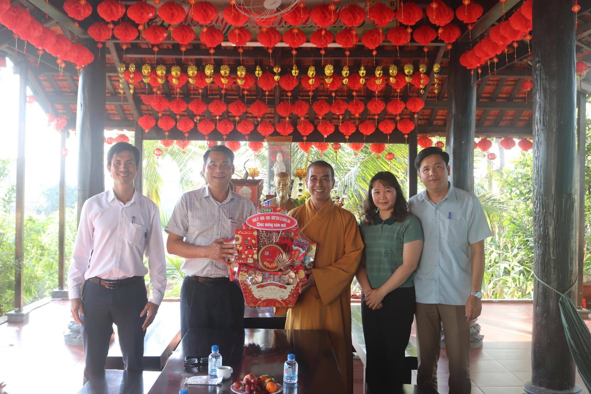 Đảng ủy, HĐND, UBND, Ủy ban MTTQ Việt Nam xã thăm, tặng quà các cơ sở tôn giá