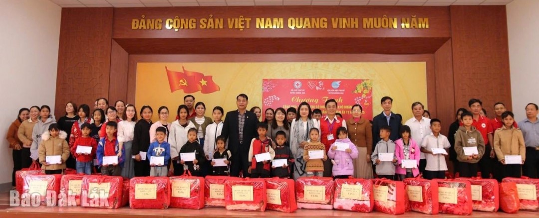 Gặp mặt, tặng quà trẻ em mồ côi có hoàn cảnh khó khăn nhân dịp Tết Ất Tỵ tại Krông Ana