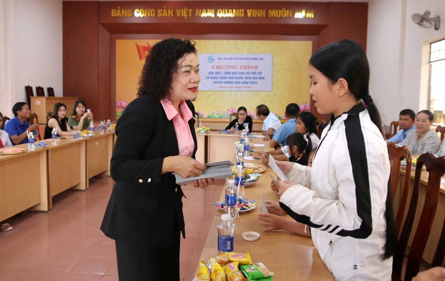 Gặp mặt, tặng quà cho trẻ em mồ côi có hoàn cảnh khó khăn  trên địa bàn huyện