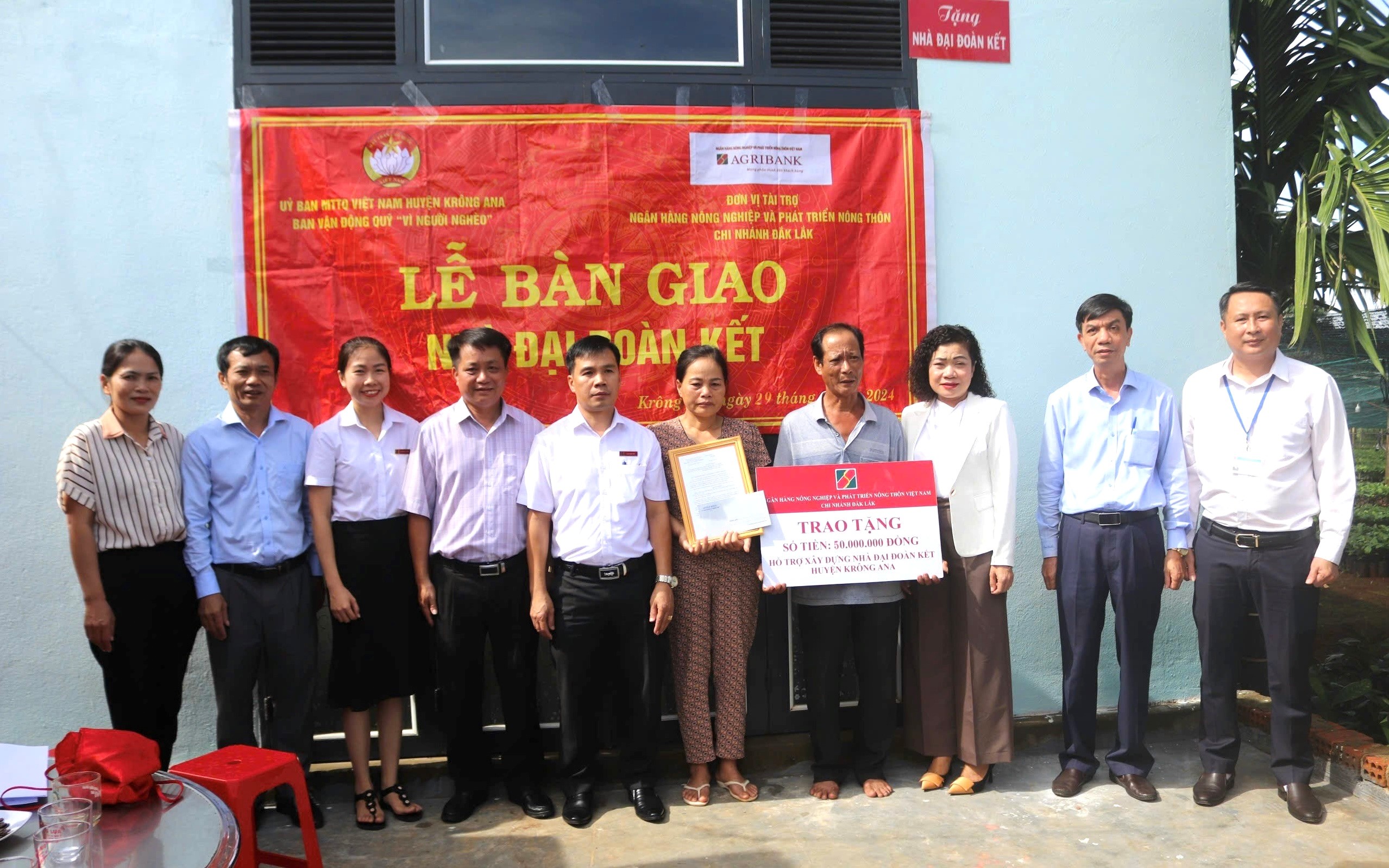 Ủy ban MTTQ Việt Nam huyện Krông Ana bàn giao nhà Đại đoàn kết cho hộ nghèo trên địa bàn