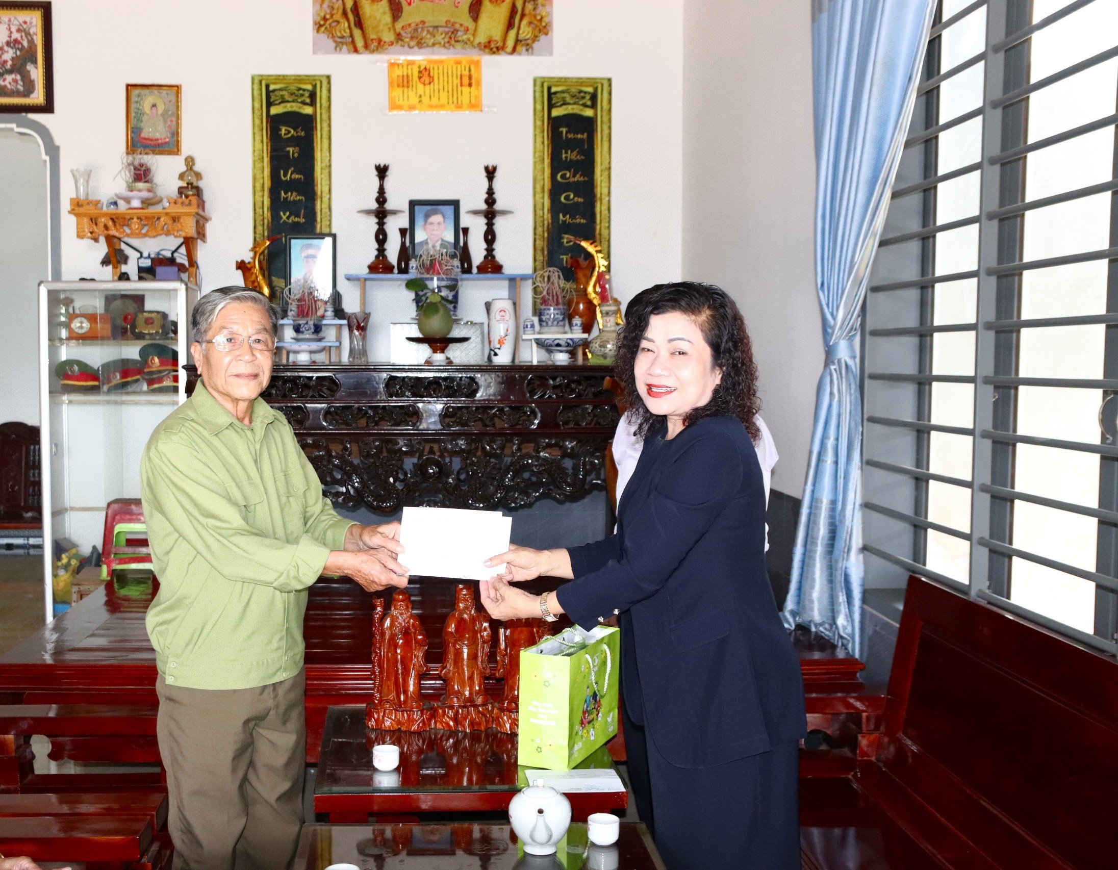 Lãnh đạo huyện thăm, tặng quà đối tượng chính sách nhân ngày Thương binh - Liệt sĩ