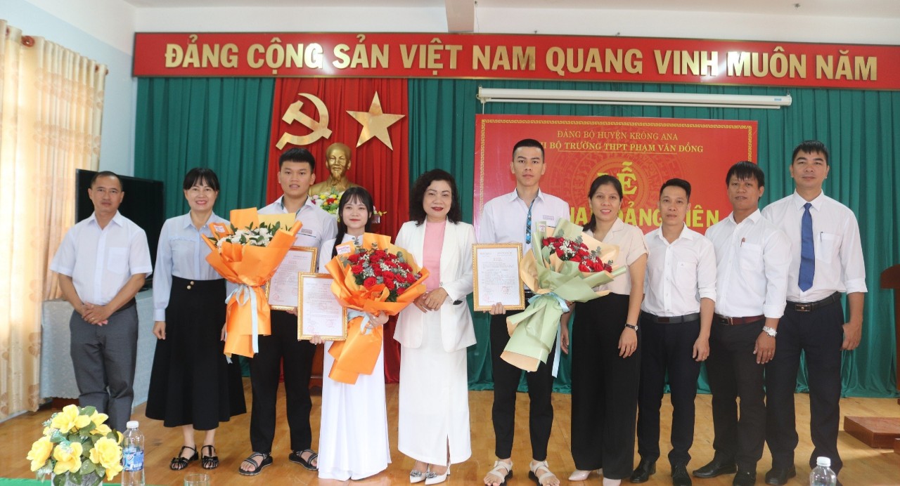 Kết nạp Đảng cho 09 học sinh trong huyện