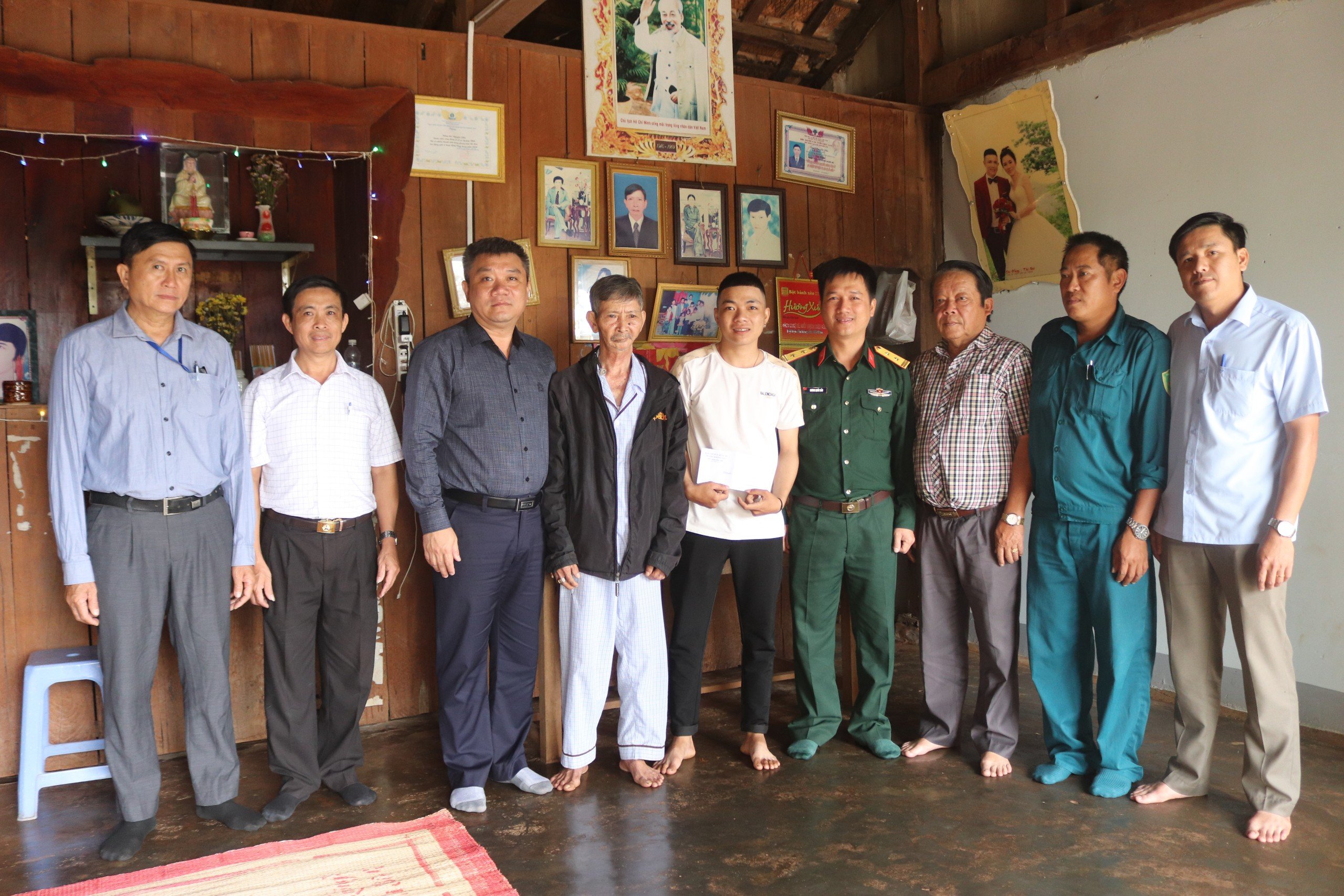 Lãnh đạo huyện Krông Ana thăm, động viên các thanh niên chuẩn lên đường nhập ngũ